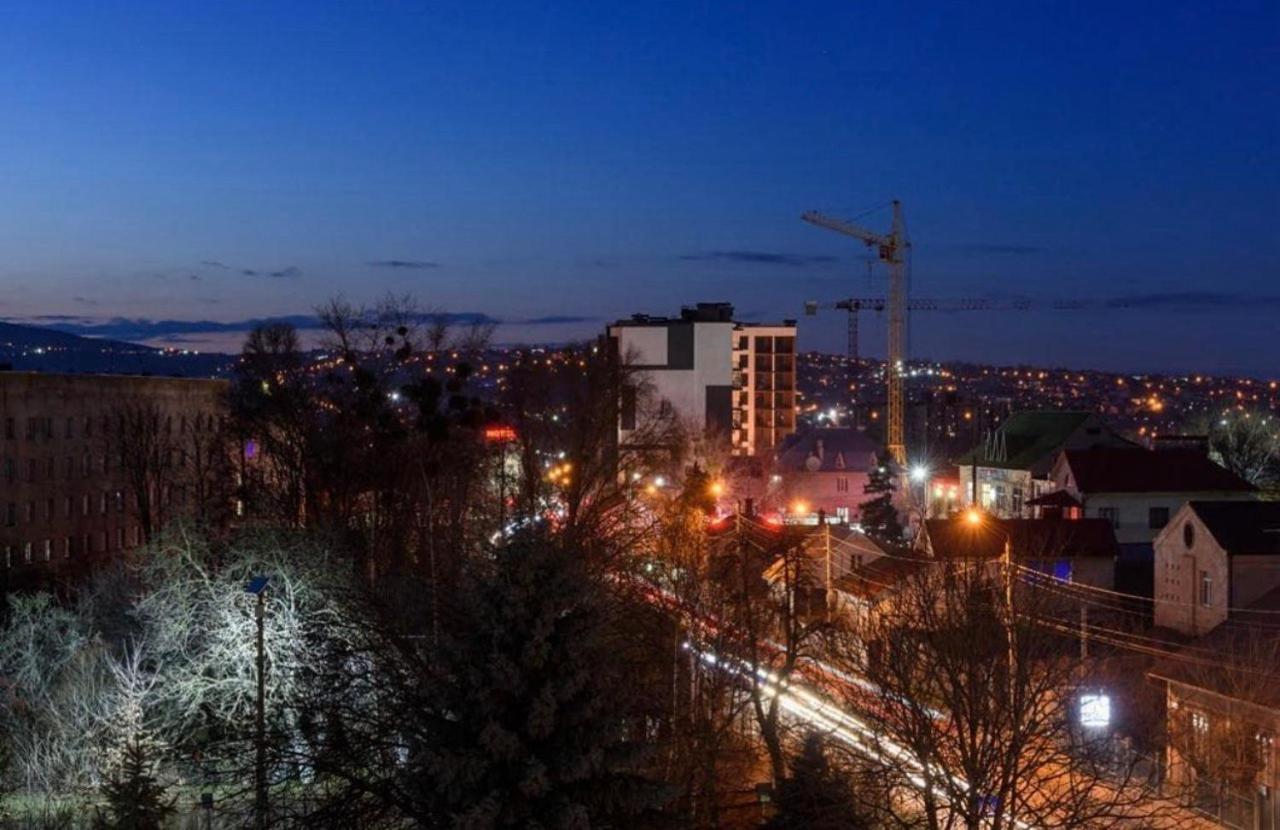 Затишна Красива Квартира-Студія В Новобудові З Балконом チェルニウツィー エクステリア 写真